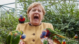 27148021-bundeskanzlerin-angela-merkel-besucht-den-vogelpark-marlow-2D6b.jpg